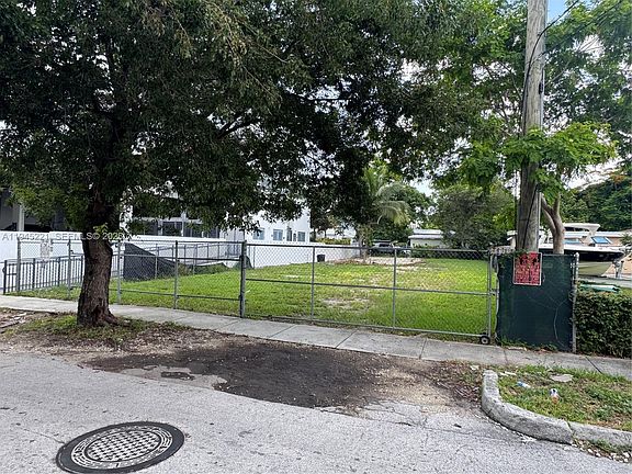 3rd image of 2720 SW 17th St