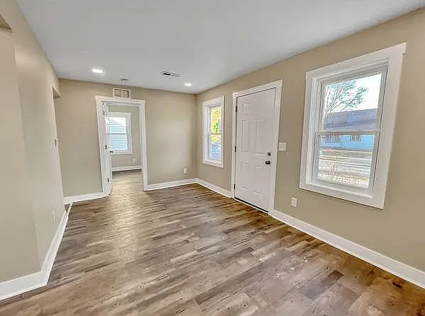 915 E Barrett Ave — Photo 5