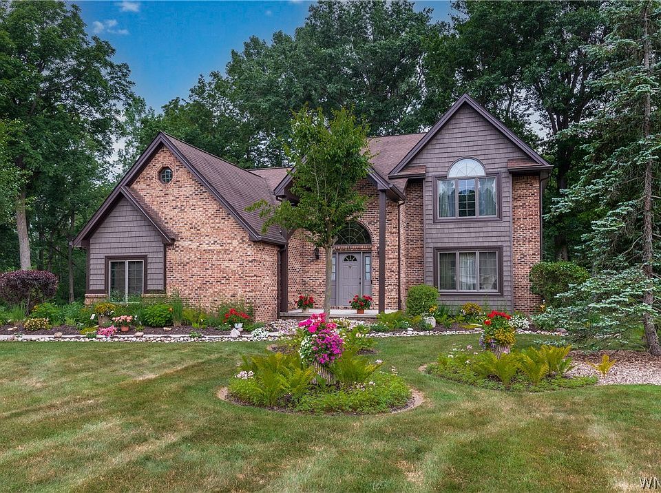 1st image of 299 Deerwood Ln