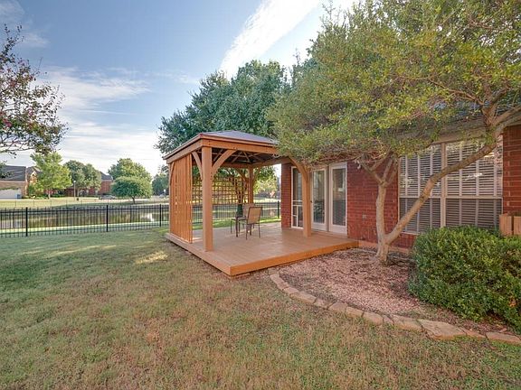 2nd image of 828 Woodlake Dr