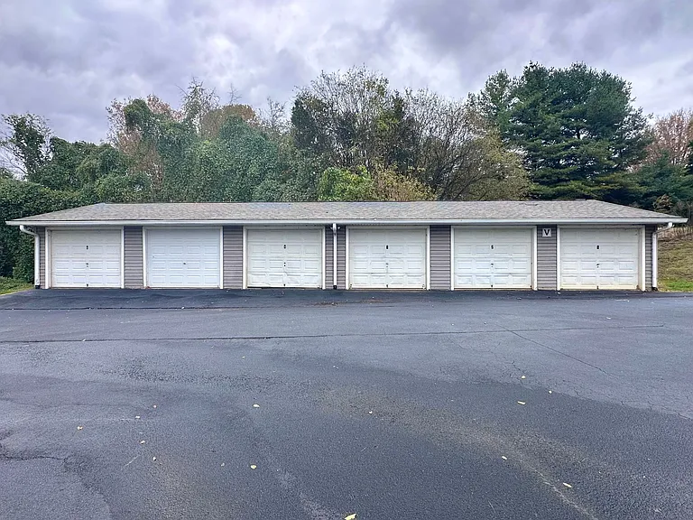 Lakeland Hills Apartment Homes — Photo 14