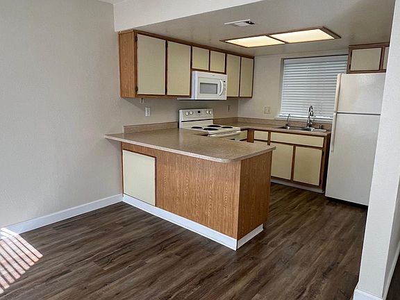 3rd image of 2584 Greenwood Ln #6