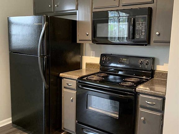 3rd image of 4961 Camborne Cir