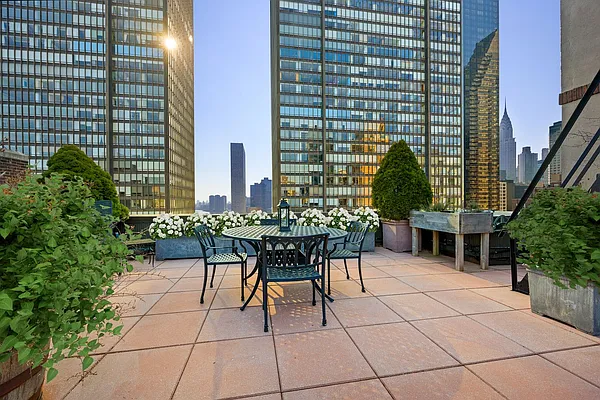 Sold by Compass | media 23