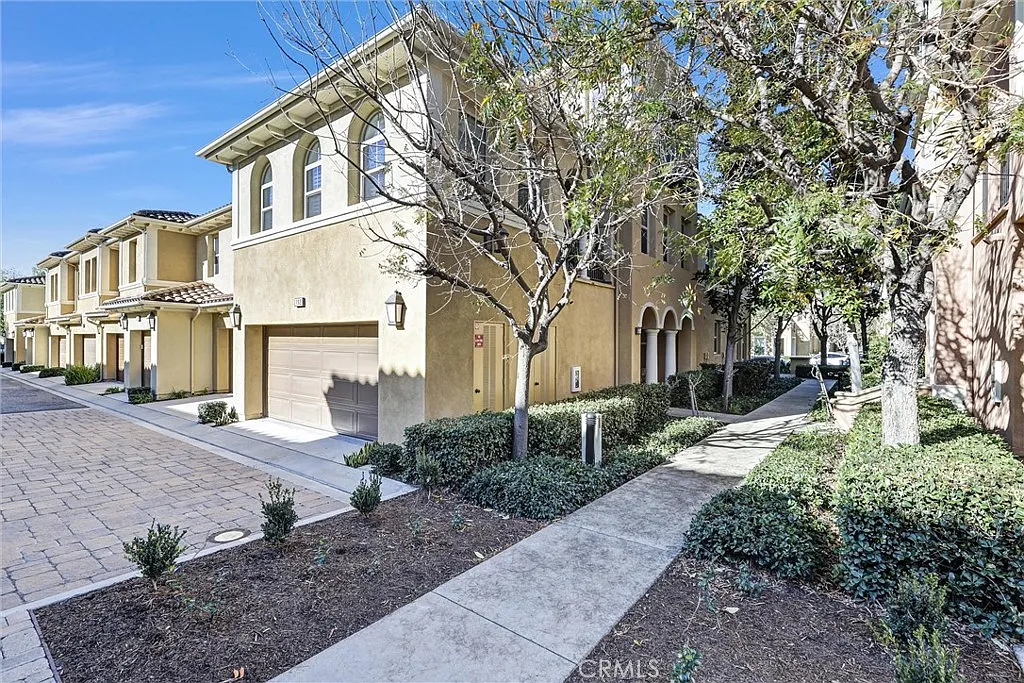 3 bed, 1961 sqft, $4,800 — Photo 1