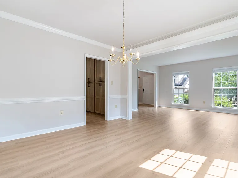 2427 Grantham Ct — Photo 10
