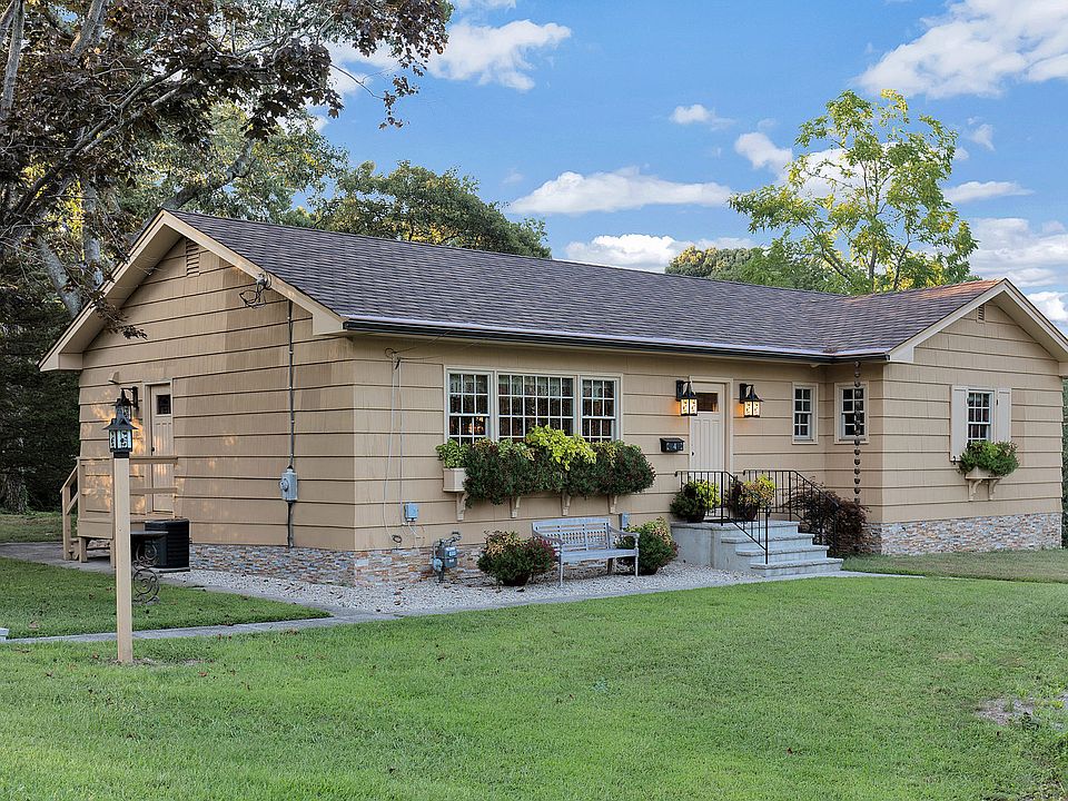 1st image of 4 Cedar Dr