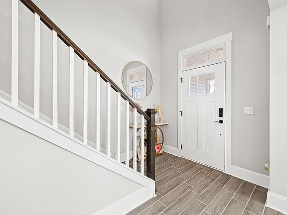 5th image of 157 Foxbank Cir