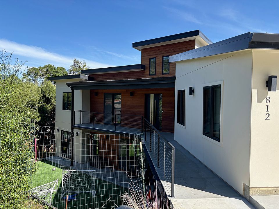 1st image of 812 Spring Dr