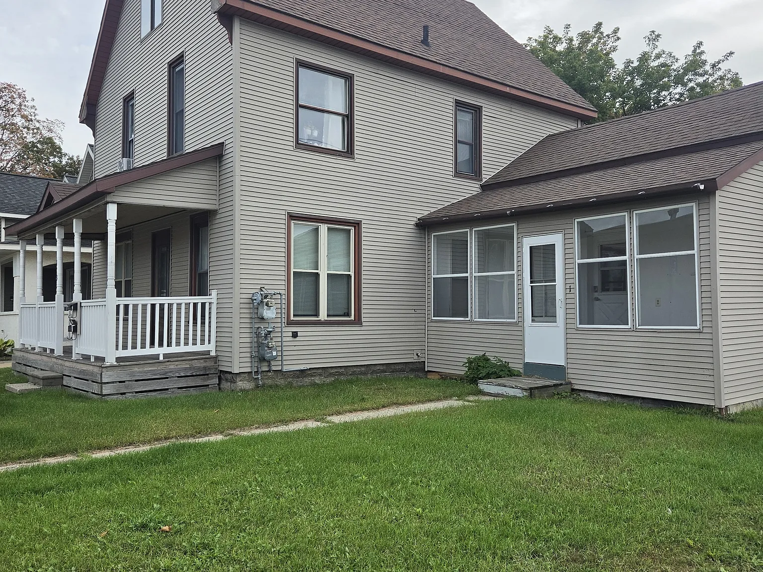 114 E River St — Photo 2