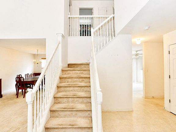 3rd image of 8 Winterberry Rd
