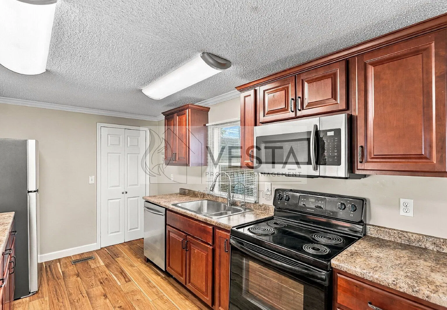 3 bed, 2.0 bath, $2,300 — Photo 4