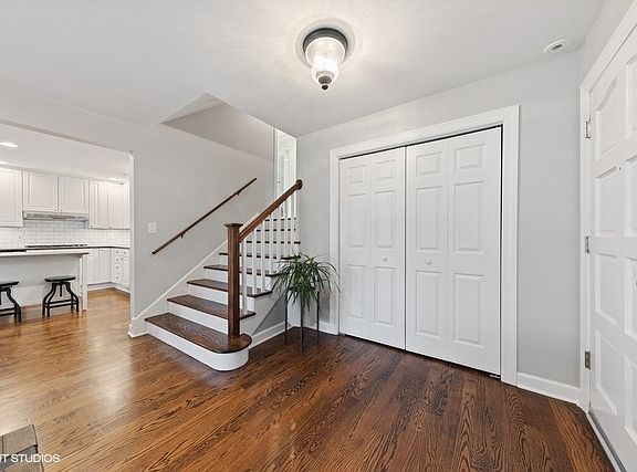 2nd image of 863 S Stratford Ave