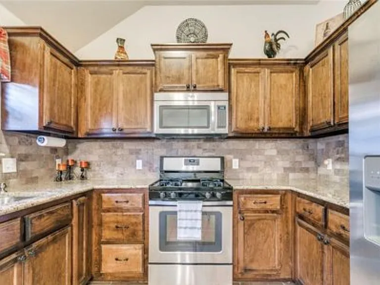 2400 Golden Ln — Photo 10