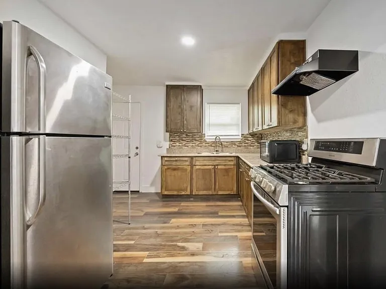 6043 Lyndhurst Dr — Photo 9