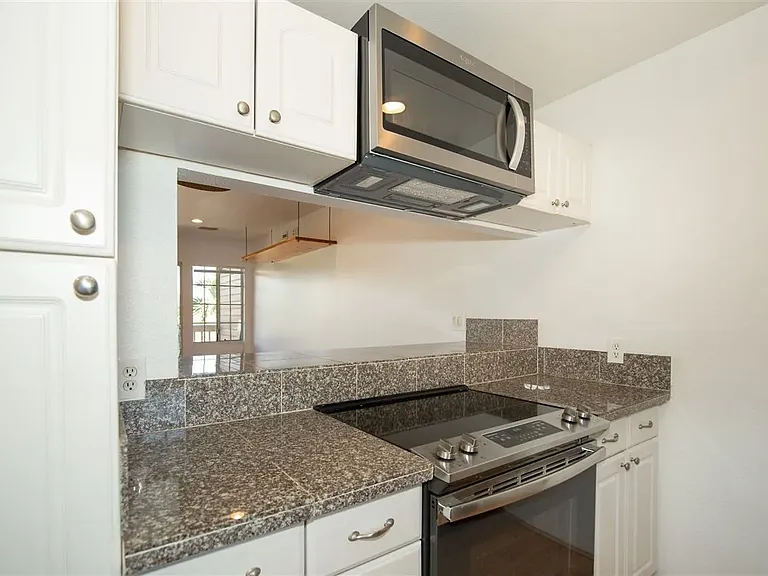 140 Uwapo Rd #55-204 — Photo 8