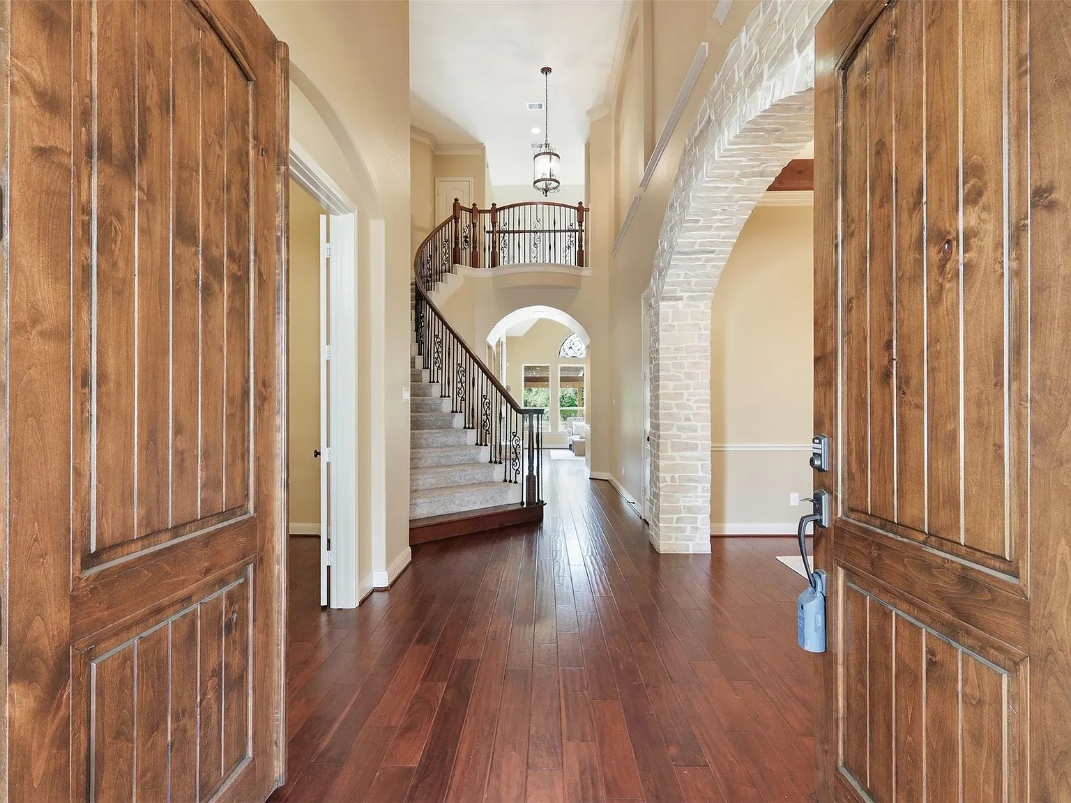 4 bed, 3.5 bath, 4595 sqft, $6,250 — Photo 1