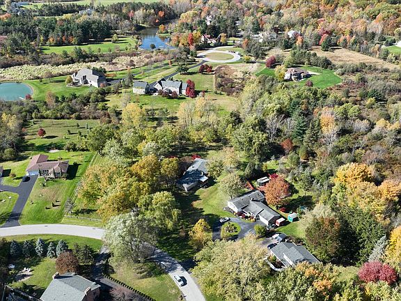 5th image of 100 Bridle Ln