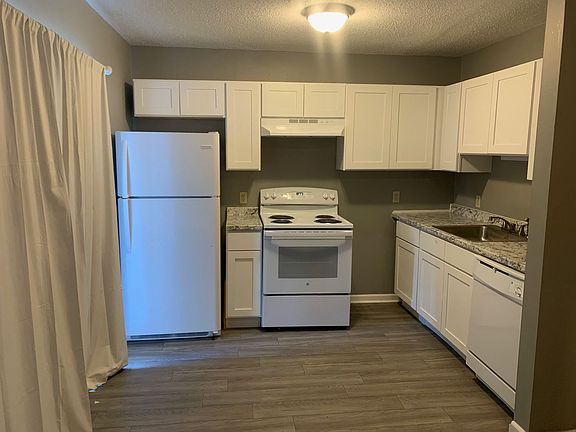 3rd image of 1708 Fox Run Dr APT 4