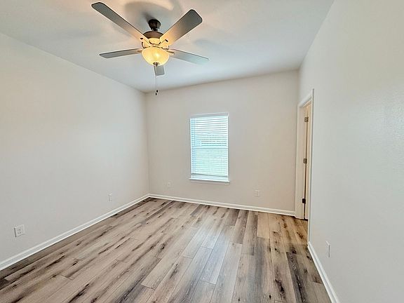 4th image of 8923 Untreiner Ave #B