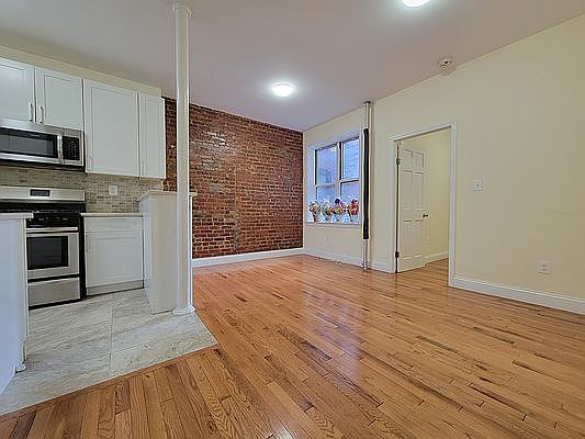 3rd image of 3735 Crescent St APT 24