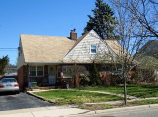 51 Flamingo Rd, Levittown, NY 11756