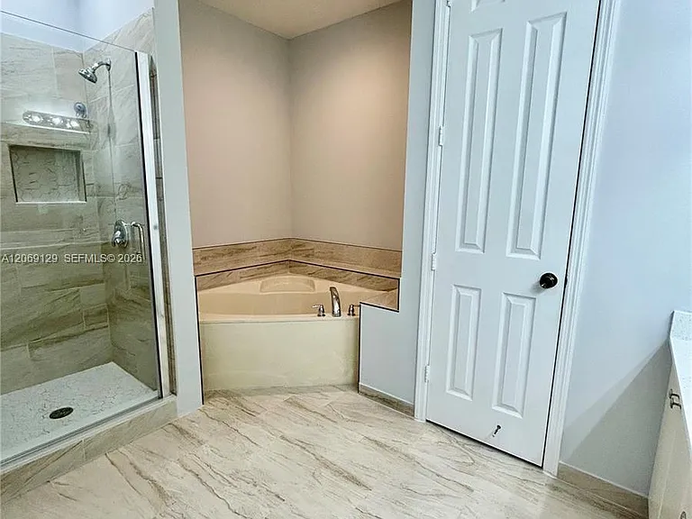 607 NE 35th Ave #607 — Photo 24