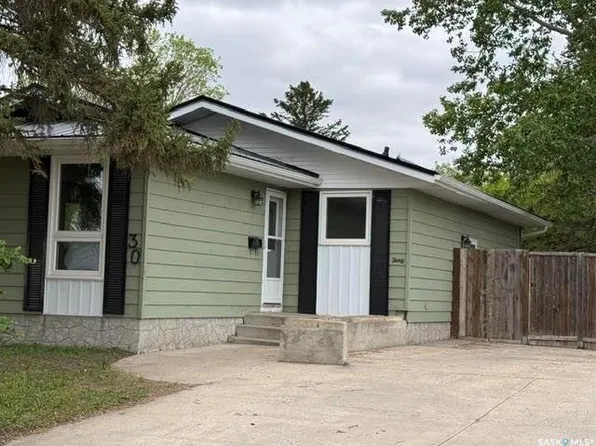 30 Shore BAY, Regina, SK S4R 7H6