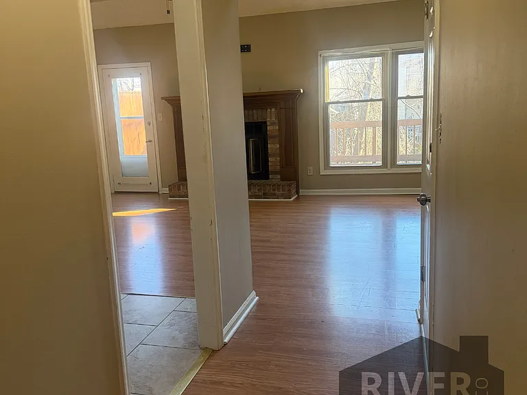 212 Woodcastle Dr — Photo 4