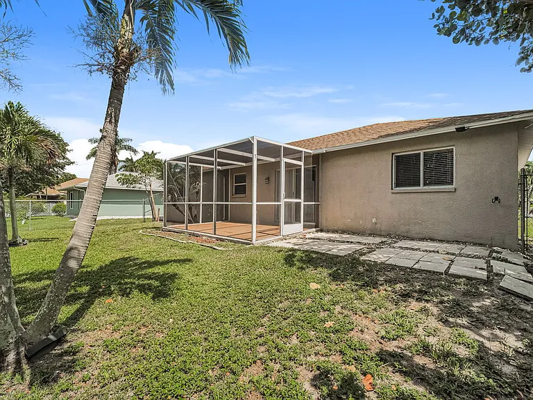 1726 SW 22nd St — Photo 16