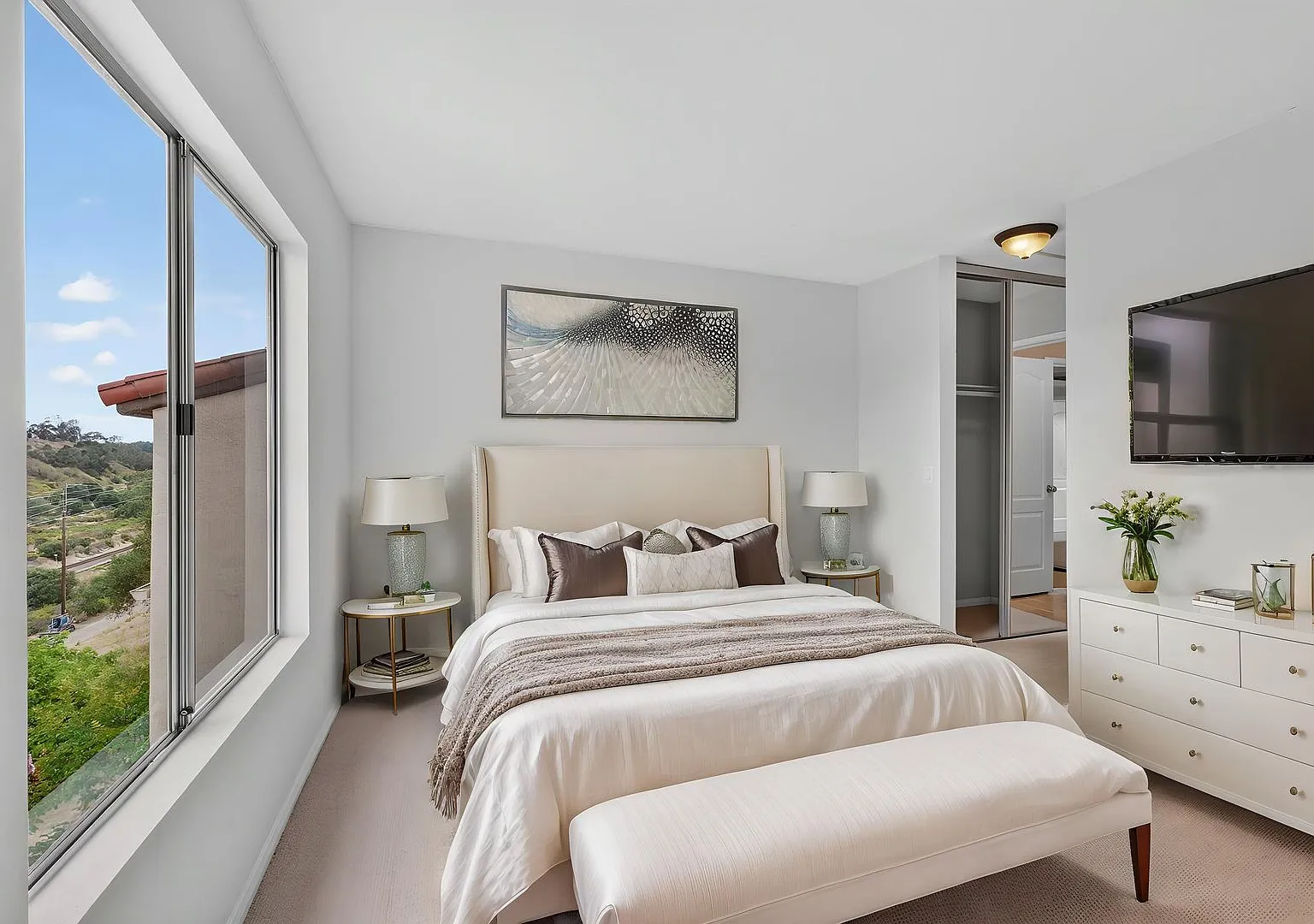 Delightful 2 Bedroom 2 Bath Condo in UTC — Photo 4