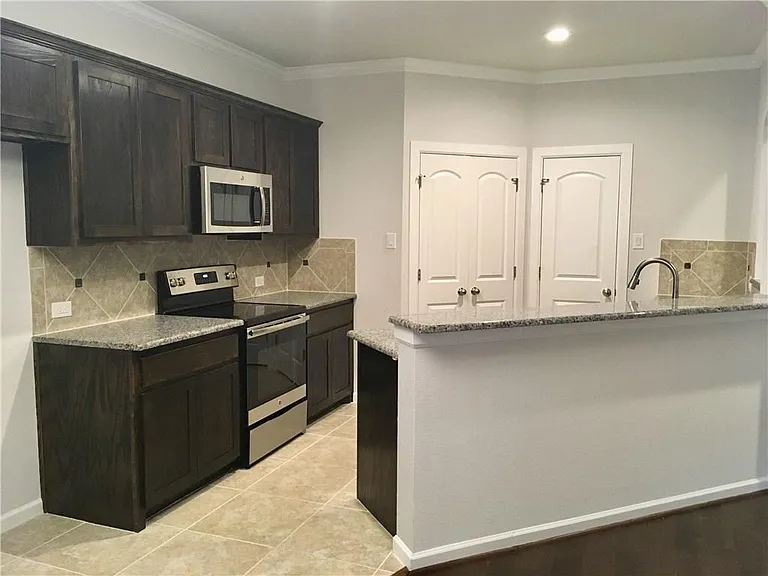 2203 Highland Villa Ln — Photo 8