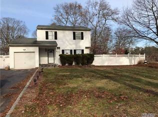 11 Peach St, Central Islip, NY 11722