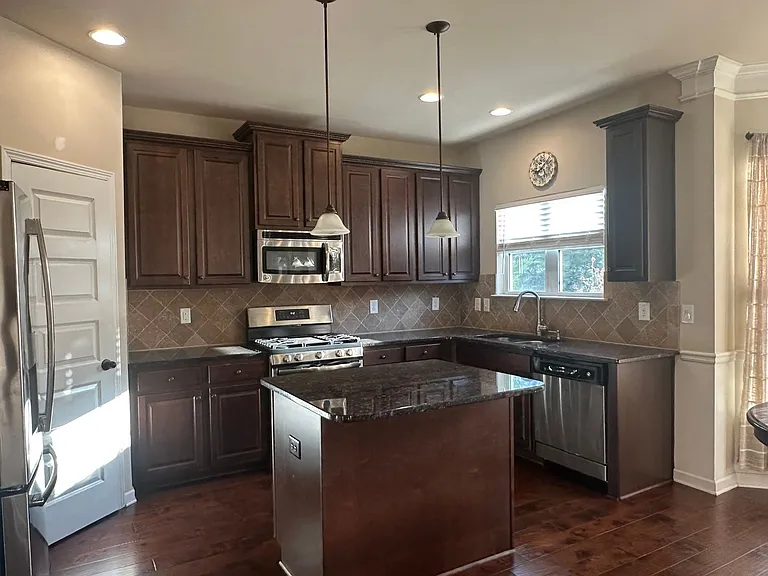 549 W Holloway Dr — Photo 14