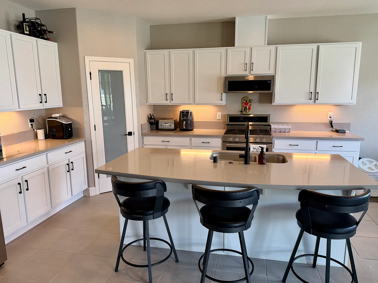 3 bed, 2.5 bath, 1945 sqft, $3,300 — Photo 2