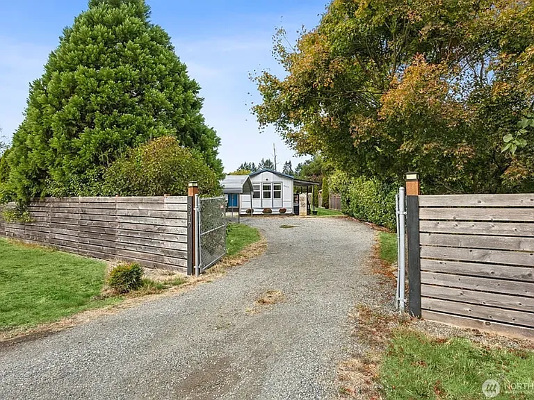 8517 Pepperidge Ln SE — Photo 1