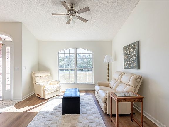 4th image of 601 Bartlett St