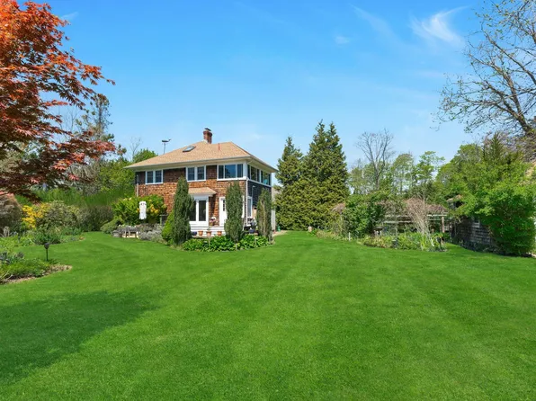 1025 9th St, Greenport, NY 11944