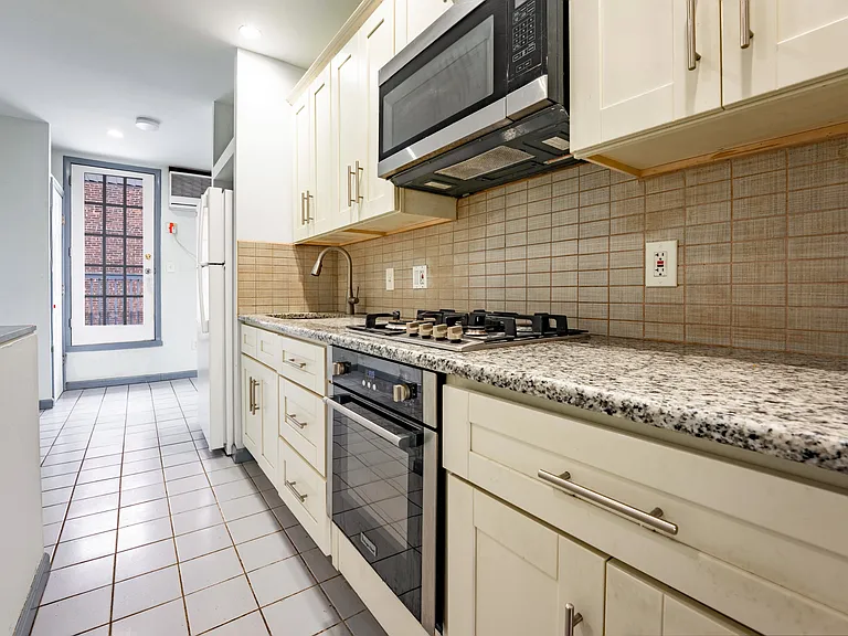 1327 Snyder Ave — Photo 8