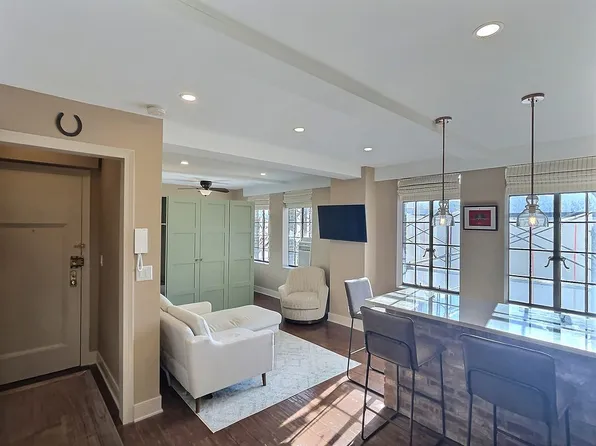 320 E 42nd St APT 2511, Manhattan, NY 10017
