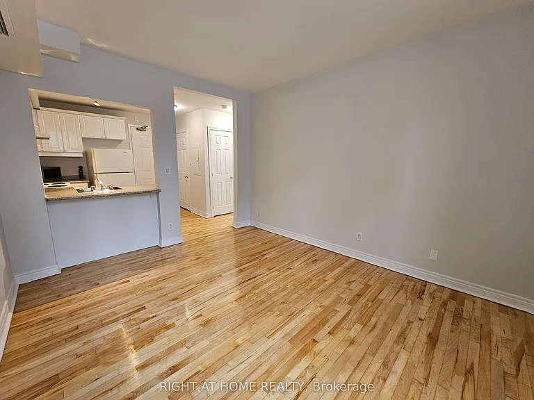 524 Yonge St #201 — Photo 8