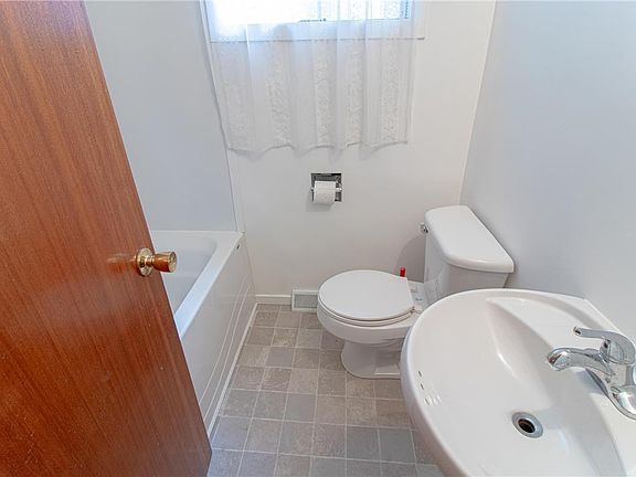 4th image of 298 Toronto St
