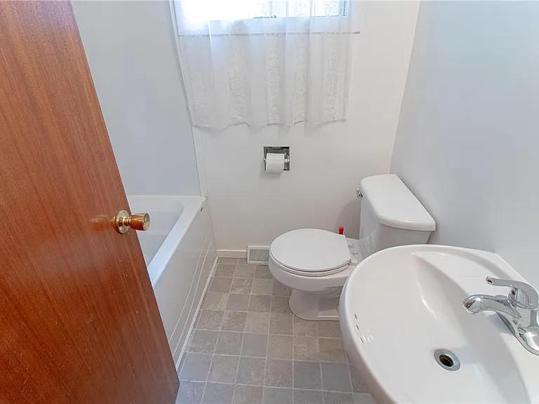 298 Toronto St #298 TORONTO ST — Photo 4