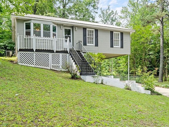 2nd image of 2703 Colonial Dr NE