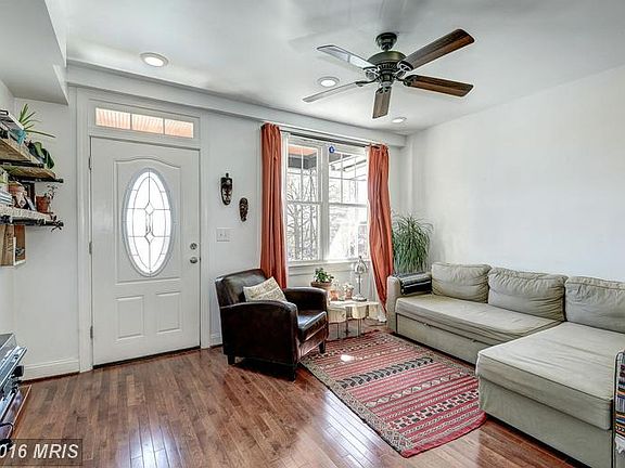 Living Room (2 of 2)