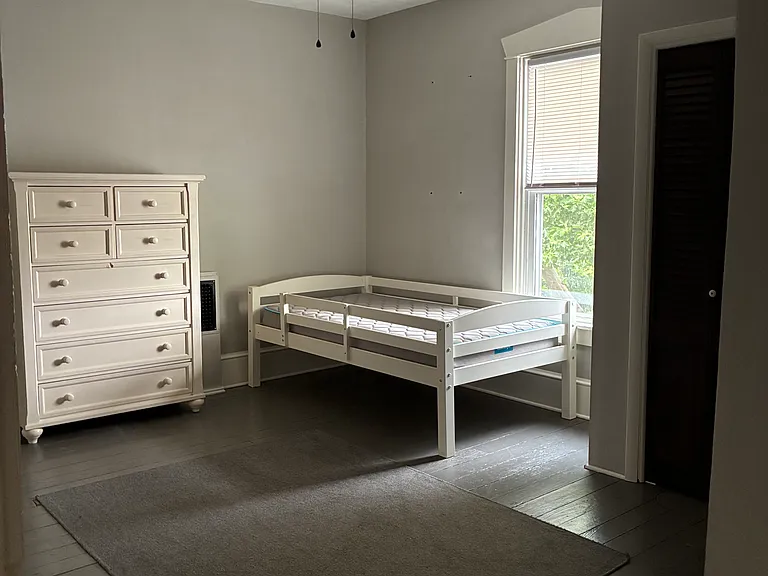 2nd Floor (middle room)