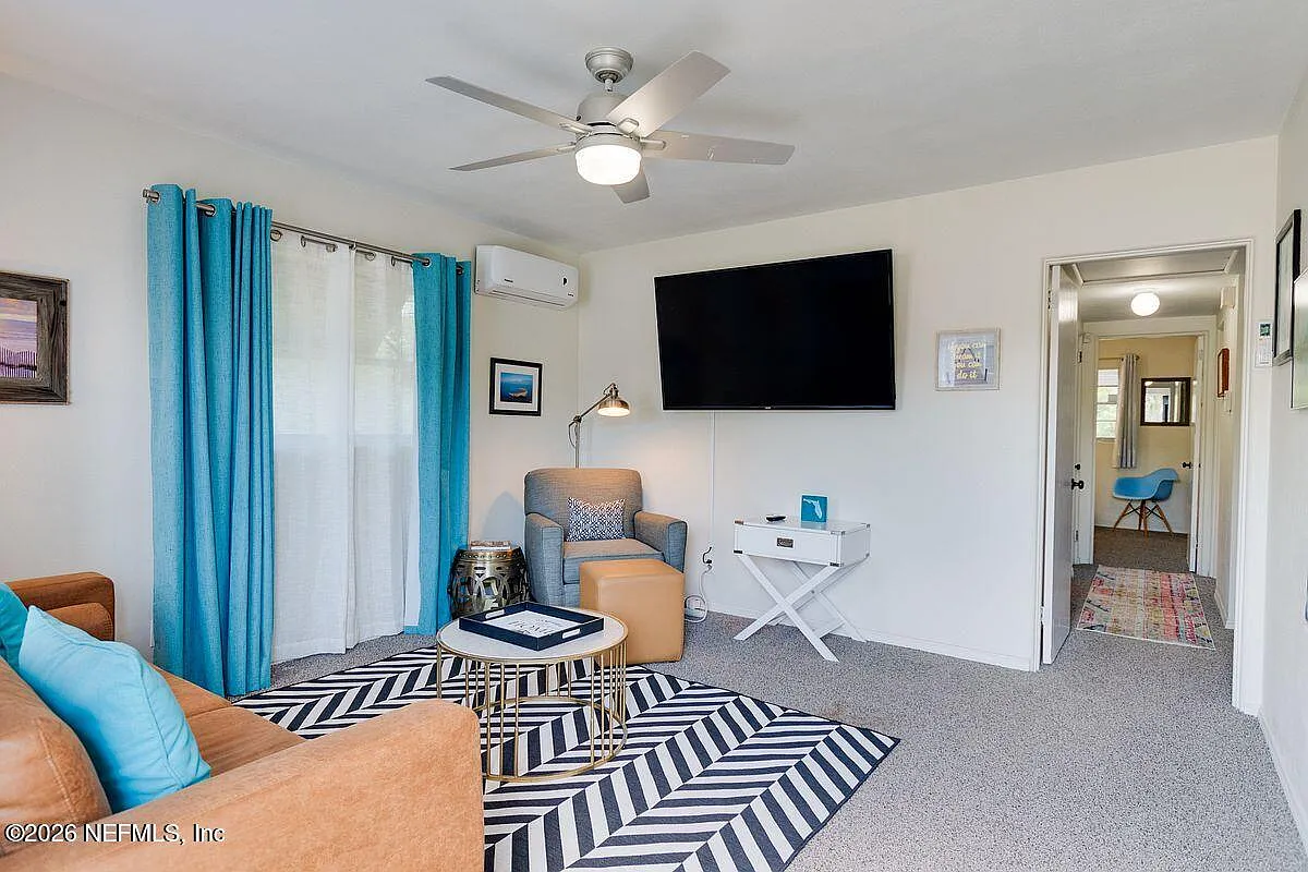 3 bed, 1.0 bath, 925 sqft, $2,500 — Photo 2