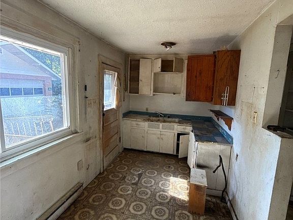 4th image of 4028 Mohegan Ave