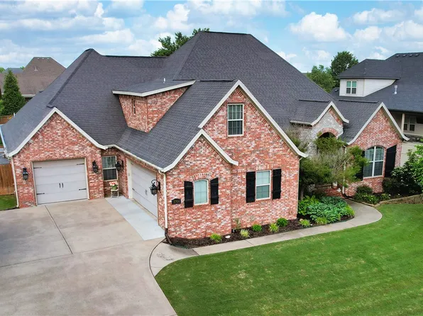2704 S 21st St, Rogers, AR 72758