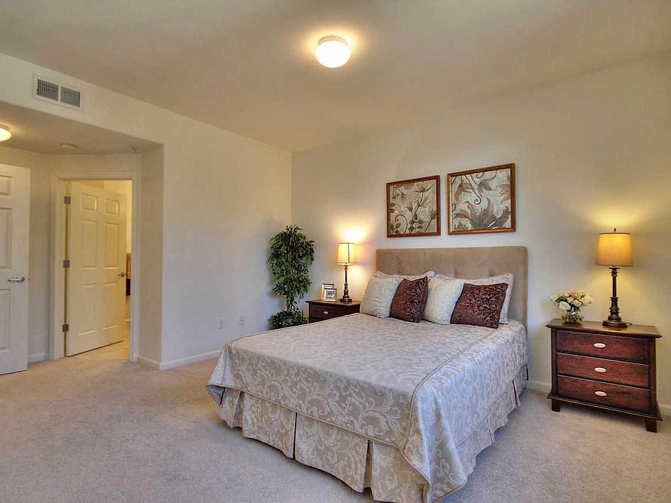 1st image of 88 N Jackson Ave Unit 323